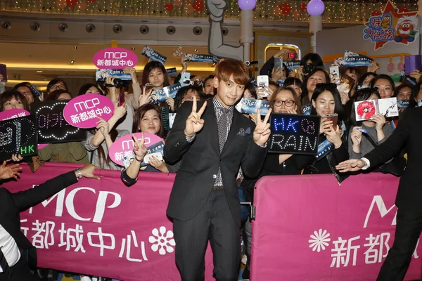 2015 中国での彼のコンサートの記者会見中の韓国歌手兼俳優チョン ジフン 彼の段階名前 雨でよく知られているポーズします — ストック写真