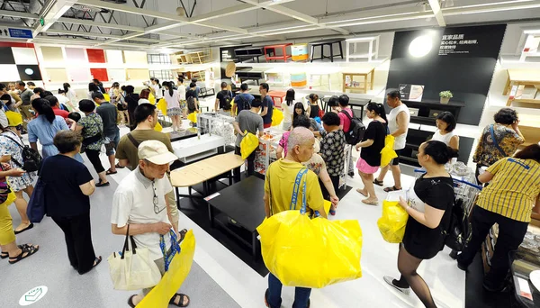 Los Clientes Chinos Están Comprando Una Tienda Muebles Ikea Ciudad —  Fotos de Stock