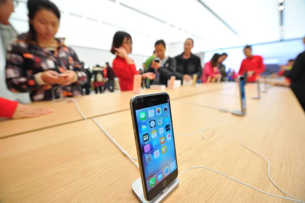 Chinese Customers Try Out Iphone Smartphones Newly Opened Apple Store — Stock Photo, Image