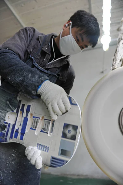 Trabajador Chino Pule Una Guitarra Eléctrica Una Fábrica Instrumentos Musicales —  Fotos de Stock