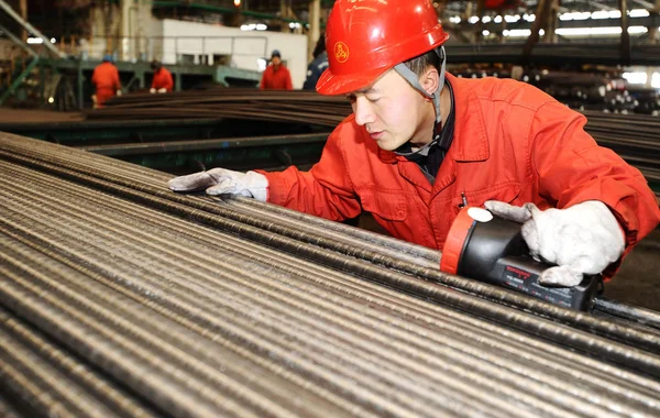 Trabajador Chino Comprueba Las Barras Acero Una Planta Acero Dongbei —  Fotos de Stock