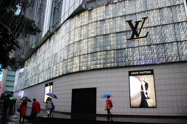 File Pedestres Passar Por Uma Loja Louis Vuitton Chongqing China — Fotografia de Stock