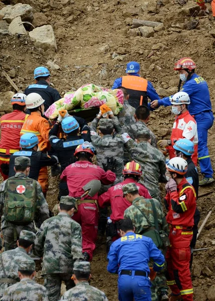 Китайские Спасатели Несут Раненого Крестьянина Оползне Деревне Лидун Город Яси — стоковое фото