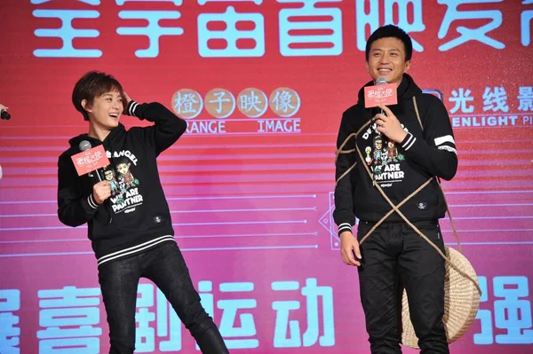 彼らの新しい映画 北京で 悪魔と天使 初演ための記者会見で中国俳優ケ チャオ右 および彼の女優の妻太陽李反応 2015 — ストック写真