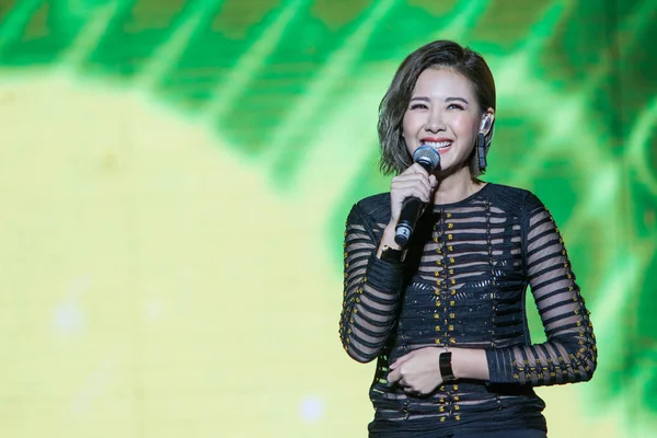 台湾歌手安柏安在中国东部江苏省南京市举行的 不一样的青春 音乐会上表演 2015年10月31日 — 图库照片