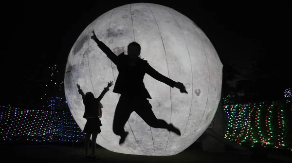 Visitantes Fazem Poses Frente Uma Instalação Luz Forma Lua Durante — Fotografia de Stock