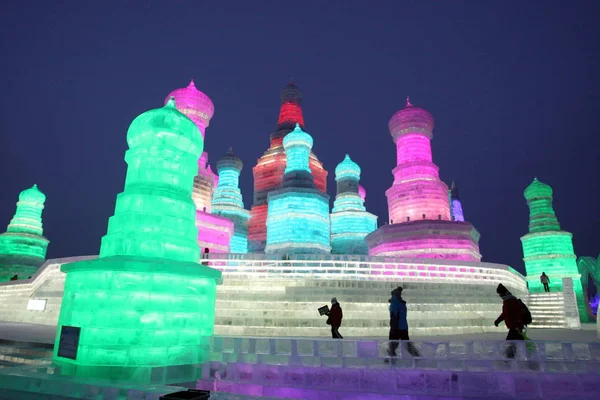 Turisták Elsétálnak Óriás Jégszobrok Során Harbin International Jég Fesztivál Harbin — Stock Fotó