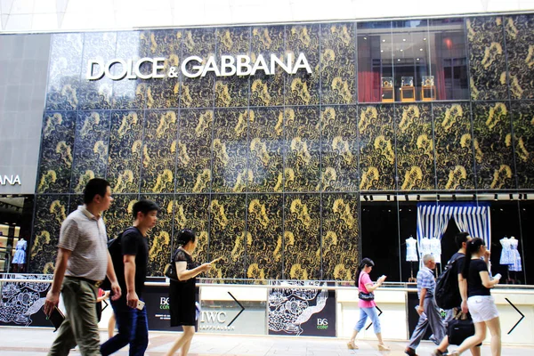 Pedestrians Walk Fashion Boutique Dolce Gabbana Chongqing China June 2015 — Stock Photo, Image