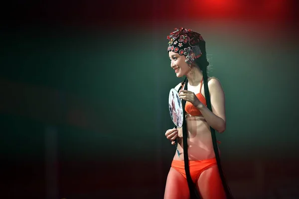 Model Sobě Bikiny Nošení Pokrývky Hlavy Pekingské Opery Provádí Během — Stock fotografie