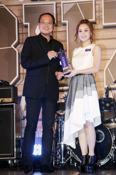 2015年12月10日 香港流行双雄双胞胎的歌手兼女演员钟吉莲 在中国香港举行的雅虎亚洲流行奖颁奖典礼上获得奖杯 — 图库照片