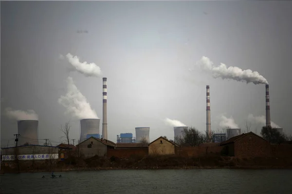 Fumaça Vapor São Descarregados Chaminés Torres Resfriamento Uma Usina Carvão — Fotografia de Stock