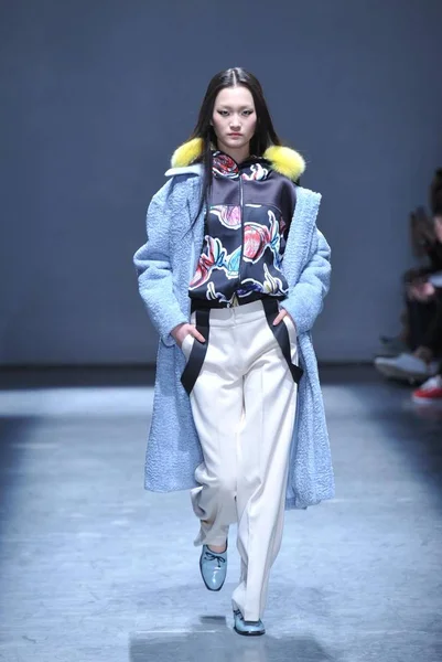 Bir Modeli Yeni Bir Yaratım Çin Moda Tasarımcısı Wang Yutao — Stok fotoğraf