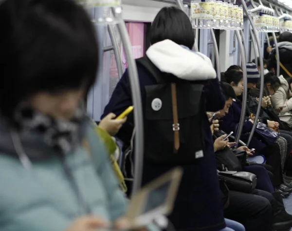 Los Pasajeros Chinos Utilizan Sus Teléfonos Inteligentes Para Navegar Por — Foto de Stock