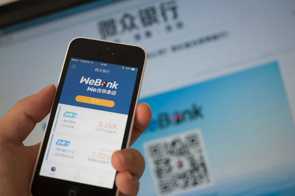 Ein Einheimischer Nutzt Die Mobile App Der Chinesischen Online Bank — Stockfoto