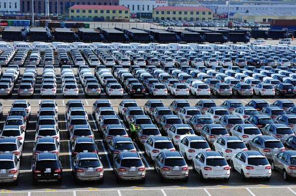 Veículos Importados Pela Fil Estão Alinhados Cais Porto Qingdao Cidade — Fotografia de Stock