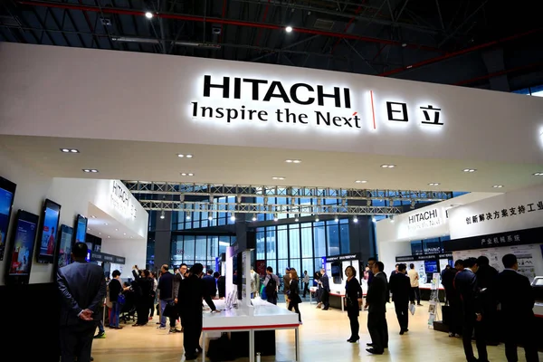 Pessoas Visitam Estande Hitachi Durante Xvii Feira Internacional Indústria China — Fotografia de Stock