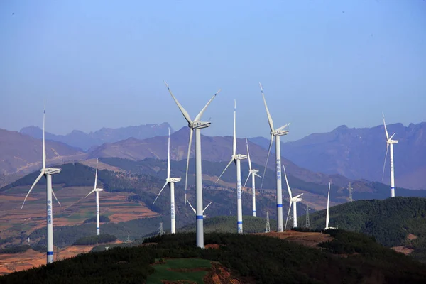 Ветряные Турбины Кружатся Выработки Электроэнергии Ветряной Электростанции Округе Дунчуань Город — стоковое фото
