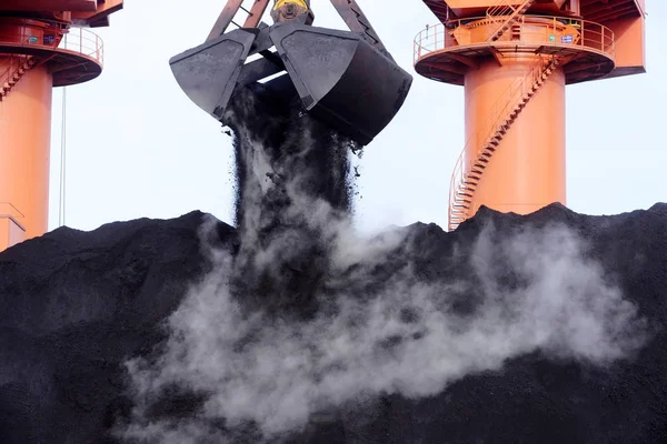 Bucket Grab Piles Coal Unloaded Cargo Ship Quay Port Qingdao — Stock Photo, Image