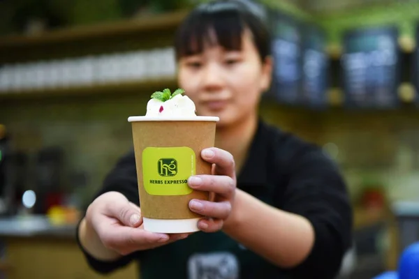 Shop Assistant Shows Cup Herbal Coffee Cafe Named Herbs Expresso — Stock Photo, Image