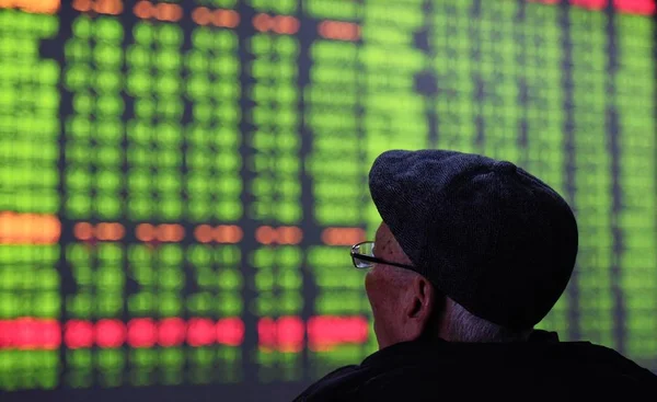 Заинтересованный Китайский Инвестор Рассматривает Цены Акции Красный Роста Цен Зеленый — стоковое фото