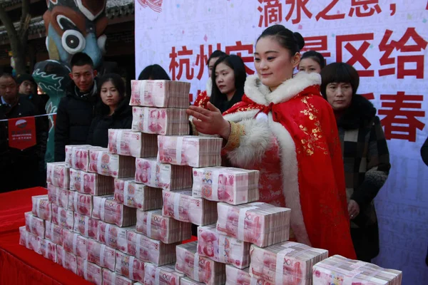 Chińska Gospodyni Stosy Wiązki 100 Yuan Rmb Renminbi Juana Banknotów — Zdjęcie stockowe