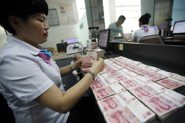 Empleado Chino Cuenta Los Billetes Yuan Rmb Renminbi Banco Condado — Foto de Stock