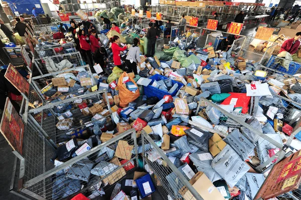 Kinesiske Arbeidere Sorterer Mengder Pakker Fleste Fra Netthandel Distribusjonssenter Ekspressleveringsselskap – stockfoto
