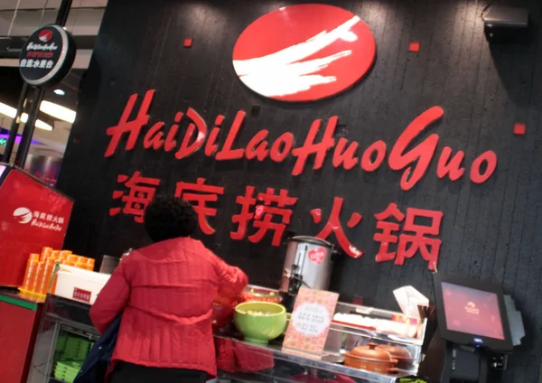 Chinese Customer Takes Free Fruit Counter Hotpot Restaurant Haidilao Beijing — Stock Photo, Image