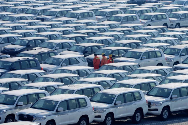 Chińskich Pracowników Chodzić Importowanych Samochodów Porcie Qingdao Qingdao Miasta Wschodniej — Zdjęcie stockowe