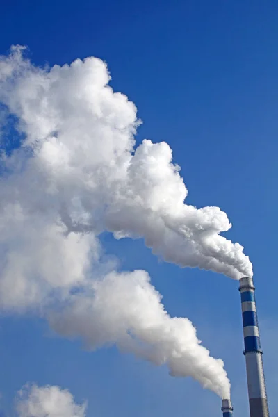 2014年11月25日 中国北東部吉林省吉林市の石炭火力発電所で煙突から煙突が排出される — ストック写真
