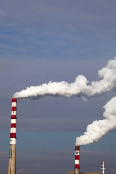 2015年10月28日 中国东北吉林省吉林市一家燃煤电厂的烟囱冒出浓烟 — 图库照片