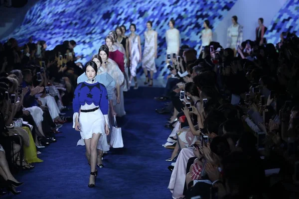 ⬇ Скачать Картинки Salvatore Ferragamo Modeshow, Стоковые Фото.