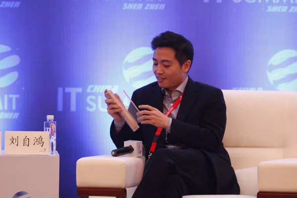 Bill Liu Zihong Ceo Royole Corporation Zeigt Einen Tragbaren Computer — Stockfoto