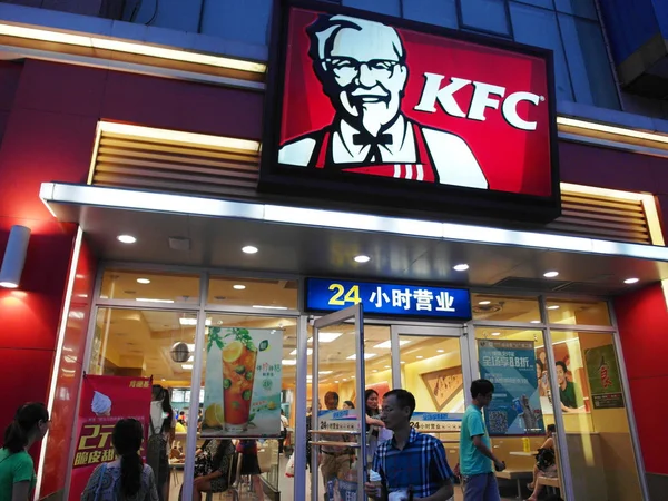 Voetgangers Lopen Langs Een Kfc Fastfoodrestaurant Van Yum Brands Yichang — Stockfoto