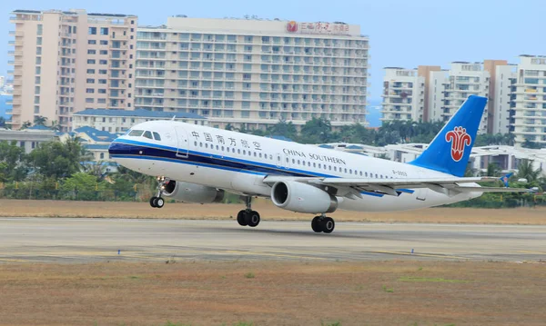 Egy Airbus Sugárhajtású Repülőgép China Southern Airlines Veszi Sanya Phoenix — Stock Fotó