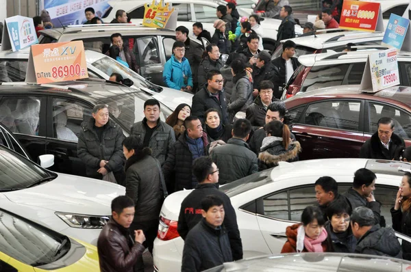 Los Visitantes Chinos Observan Los Coches Expuestos Durante Una Exposición — Foto de Stock