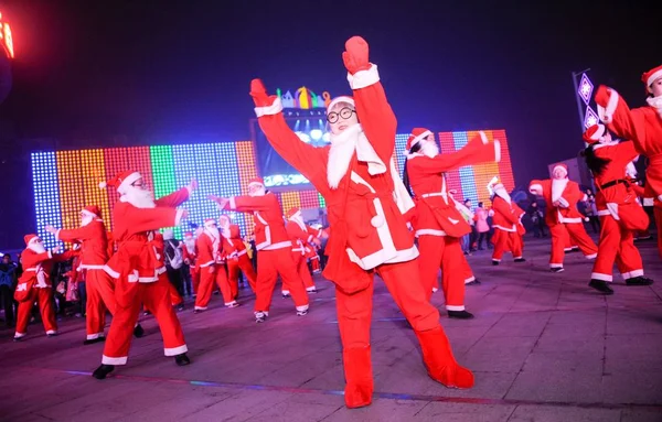 Entertainer Weihnachtsmannkostümen Treten Einem Flashmob Auf Weihnachten Peking China Dezember — Stockfoto