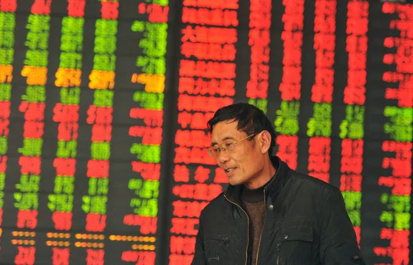 Китайський Інвестора Розмовляє Іншим Перед Електронне Табло Показуючи Цін Акцій — стокове фото
