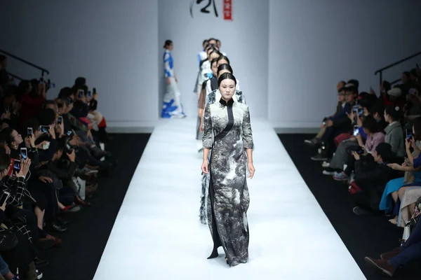 Des Mannequins Présentent Nouvelles Créations Designer Gong Hangyu Lors Défilé — Photo