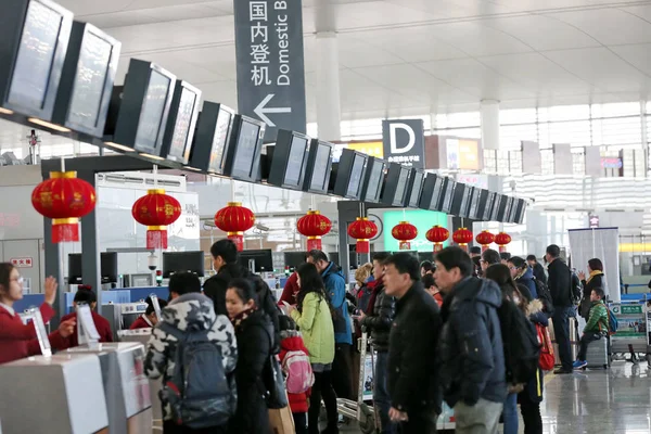 Los Pasajeros Chinos Hacen Cola Para Obtener Sus Tarjetas Embarque — Foto de Stock