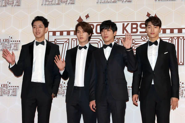 Miembros Del Grupo Infantil Surcoreano Cnblue Llegan Alfombra Roja Para —  Fotos de Stock