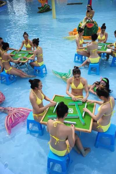 Китайские Модели Бикини Играют Маджонг Воде Аквапарке Sanya Langlanglang Городе — стоковое фото
