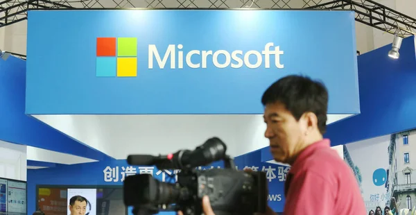 Відвідувач Видно Стенді Microsoft Під Час Виставки Пекіні Китай Травня — стокове фото