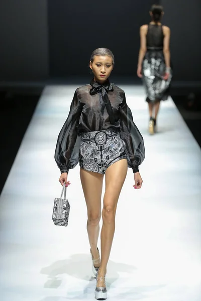 Mannequin Présente Une Nouvelle Création Défilé Mode Jinliang Lin Lors — Photo