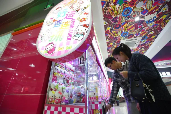 Китайські Студенти Грають Іграшкою Машини Граббер Hello Кітті Тематичний Їдальня — стокове фото