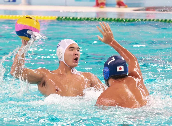 Spiller Kinas Mænds Nationale Vandpolo Hold Konkurrerer Mod Spiller Japans - Stock-foto