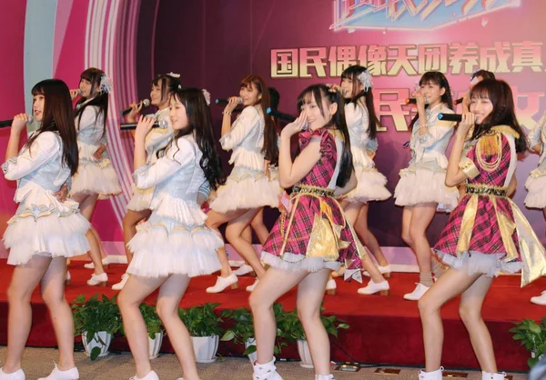 Chinese Young Girl Group Snh48 Canta Balla Durante Una Conferenza — Foto Stock