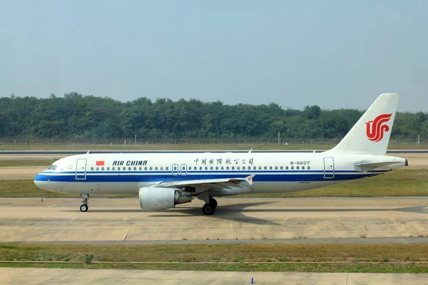 Egy Utasszállító Repülőgép Air China Taxik Felszállás Wuhan Tianhe International — Stock Fotó