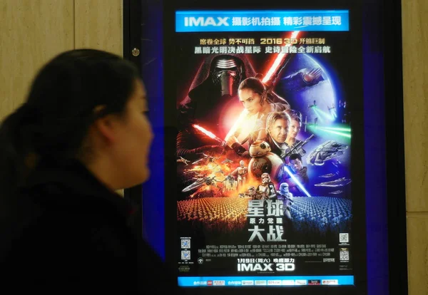 Regizor Chinez Trece Lângă Poster Pentru Filmul Star Wars Force — Fotografie, imagine de stoc