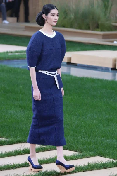 Modella Cinese Mengyao Espone Una Nuova Creazione Alla Sfilata Chanel — Foto Stock